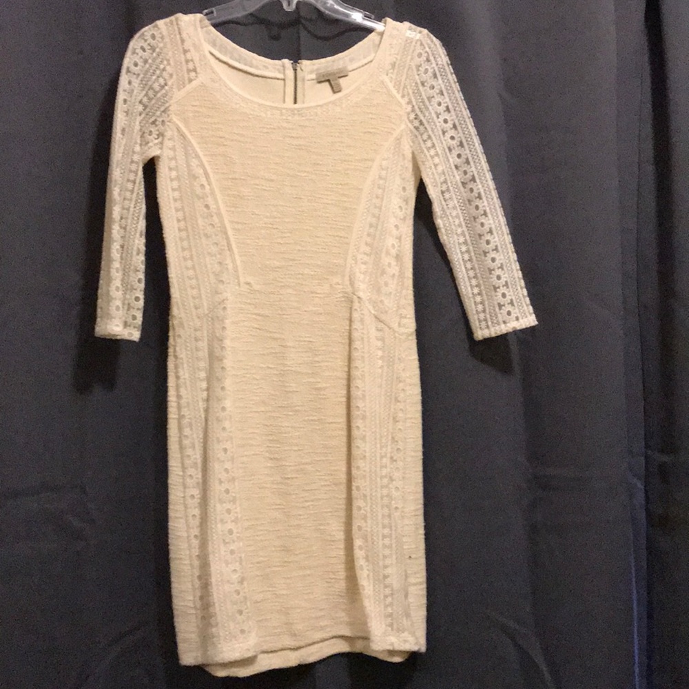 Fitted cream sexy dress with lacy sleeves.